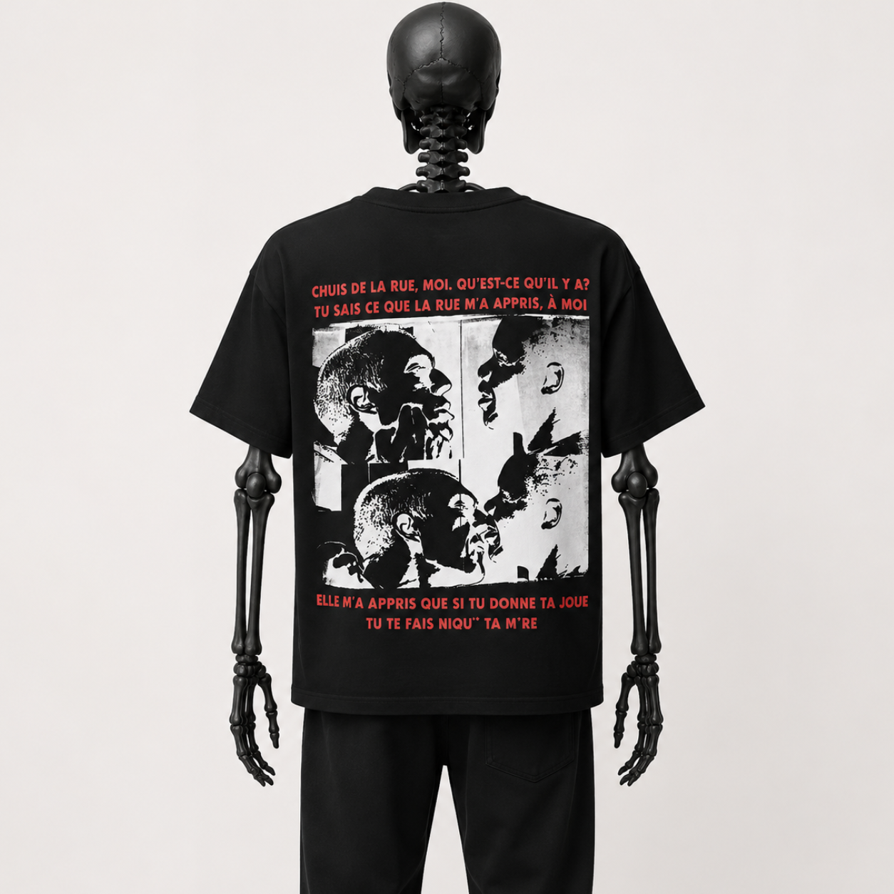 Arrière du t-shirt "La Haine" de Gotham Mahtgo. Ce t-shirt est noir, dessus il y a des images issues du film La Haine faites en sérigraphie. Ainsi que des textes rouges également issus du film La Haine.
Mannequin : Squelette de dos