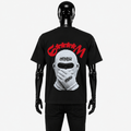 Image du dos du t-shirt "Omerta" de Gotham Mahtgo. T-shirt noir avec écrit "G****M" en rouge et l'emblème singe de Gotham (Singe avec une cagoule, les mains sur la bouche et des gants, avec le logo Gotham Mahtgo sur le front et sur les gants)
Mannequin : Squelette de dos