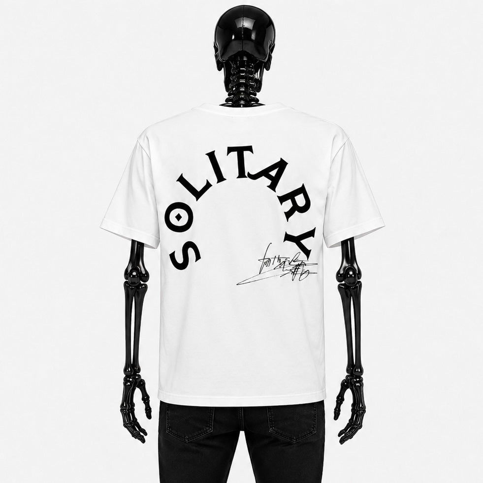 Le t-shirt est blanc. L'arrière du T-shirt Solitary de Gotham Mahtgo est composé d'un grand texte SOLITARY en arrondis ainsi que la signature de Gotham Mahtgo les 2 en noir
Mannequin : Squelette de dos