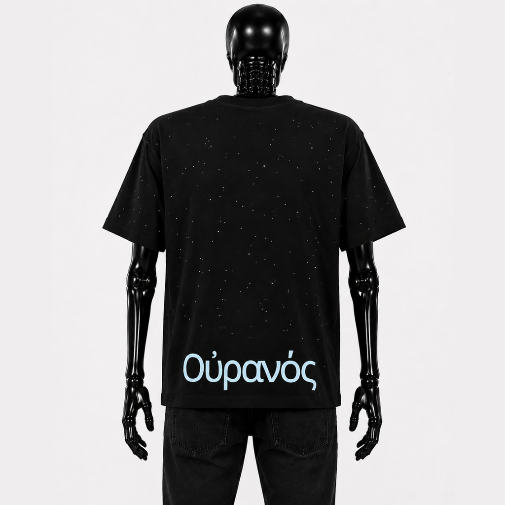 Arrière du tshirt Uranus de Gotham mahtgo, l'arrière est fait de strass et un texte est écrit en bas du t shirt en bleu.
Mannequin : Squelette de Dos