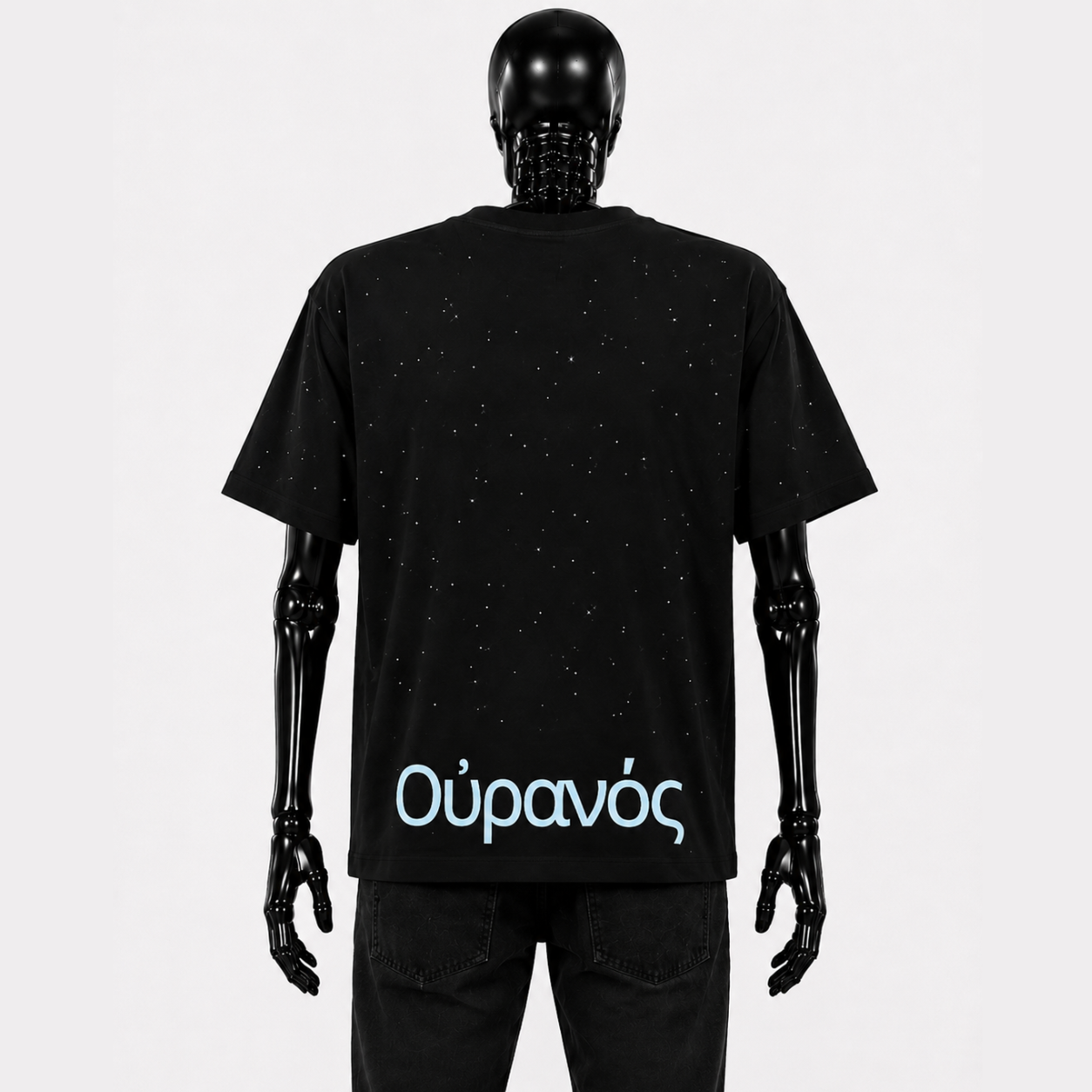 Arrière du tshirt Uranus de Gotham mahtgo, l'arrière est fait de strass et un texte est écrit en bas du t shirt en bleu.
Mannequin : Squelette de Dos