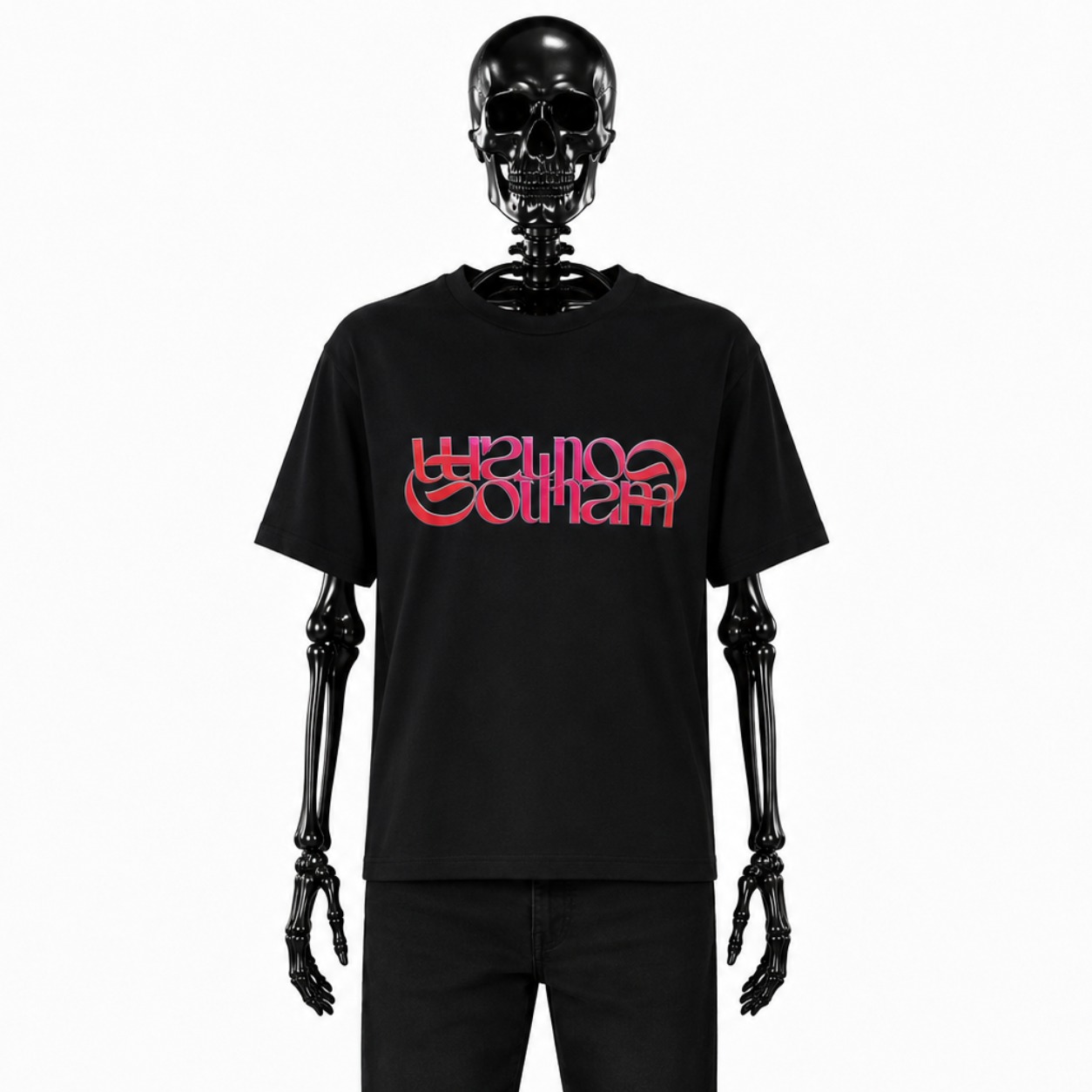 Le t-shirt Hearts de Gotham Mahtgo est noir. Sur cette image se présente l'avant de ce t-shirt. Il y est floqué le logo Gotham Mahtgo en dégradé rouge et rose.
Mannequin : Squelette de Face