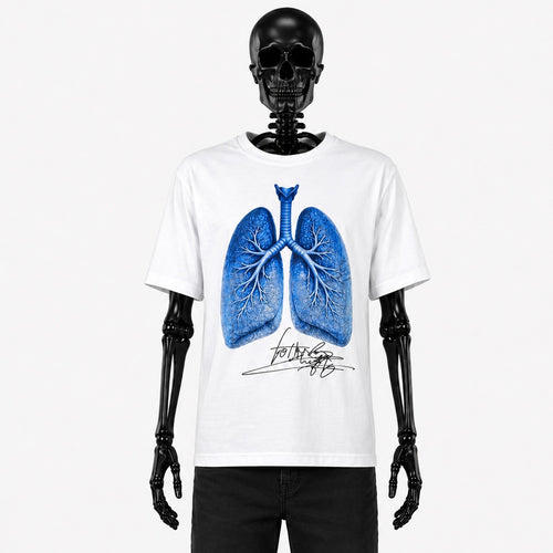 Le t-shirt Kopsud Blue de Gotham Mahtgo est blanc. Sur l'avant est floqué des poumons bleu ainsi que la signature Gotham Mahtgo. 
Mannequin : Squelette de face