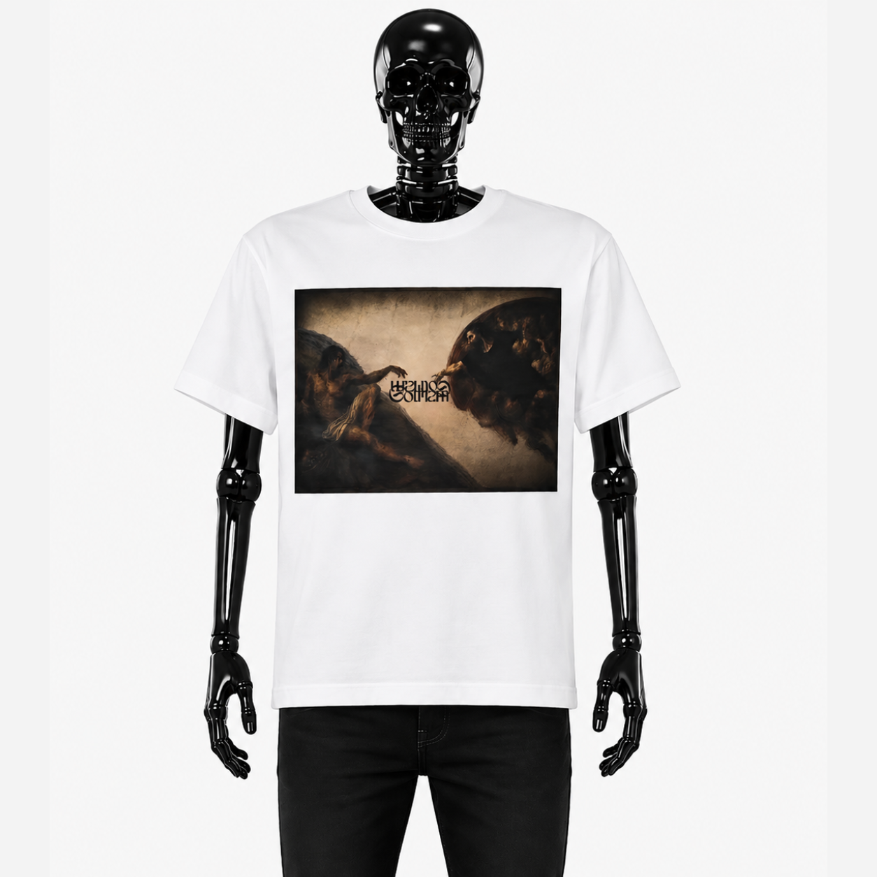 Le t-shirt La renaissance de Gotham Mahtgo est blanc. Devant y est floqué un tableau emblématique de Gotham Mahtgo avec le logo dessus. 
Mannequin : Squelette de face