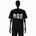 Image de l'avant du t-shirt "Omerta" de Gotham Mahtgo. Ce t-shirt est noir et sur l'avant 3 singes sont floqués. Les 3 singes ont des cagoules blanches, un à ses mains devant ses yeux, le 2ème les mains devant sa bouche et le 3ème à des croix sur ses oreilles. Mannequin : Squelette de face