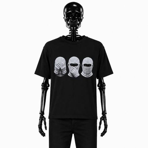 Image de l'avant du t-shirt "Omerta" de Gotham Mahtgo. Ce t-shirt est noir et sur l'avant 3 singes sont floqués. Les 3 singes ont des cagoules blanches, un à ses mains devant ses yeux, le 2ème les mains devant sa bouche et le 3ème à des croix sur ses oreilles. Mannequin : Squelette de face