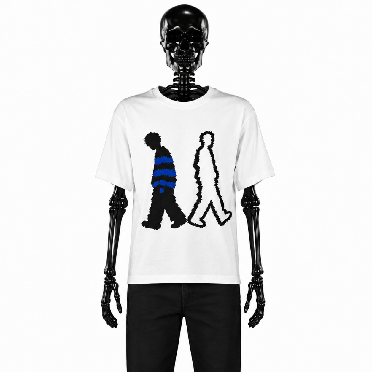 Le t-shirt Solitary de Gotham Mahtgo est blanc. Sur cette image se présente l'avant de ce t-shirt. Il y a dessus les 2 personnages solitary de Gotham Mahtgo. Un bleu et noir et un noir et blanc.
Mannequin : Squelette de face