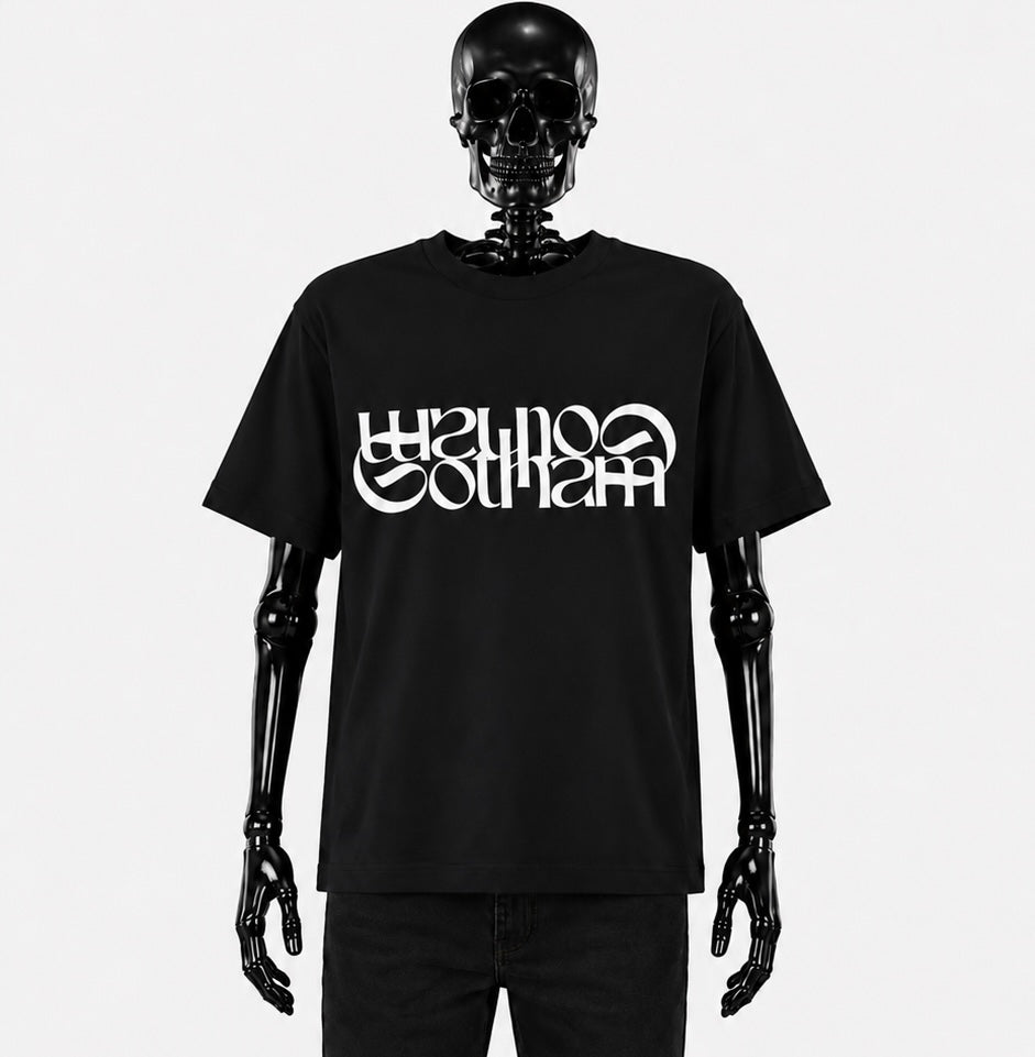 Avant du t-shirt La Haine de Gotham Mahtgo. Le t-shirt est noir et sur l'avant il y a uniquement le logo Gotham Mahtgo en blanc.
Mannequin : Squelette de face