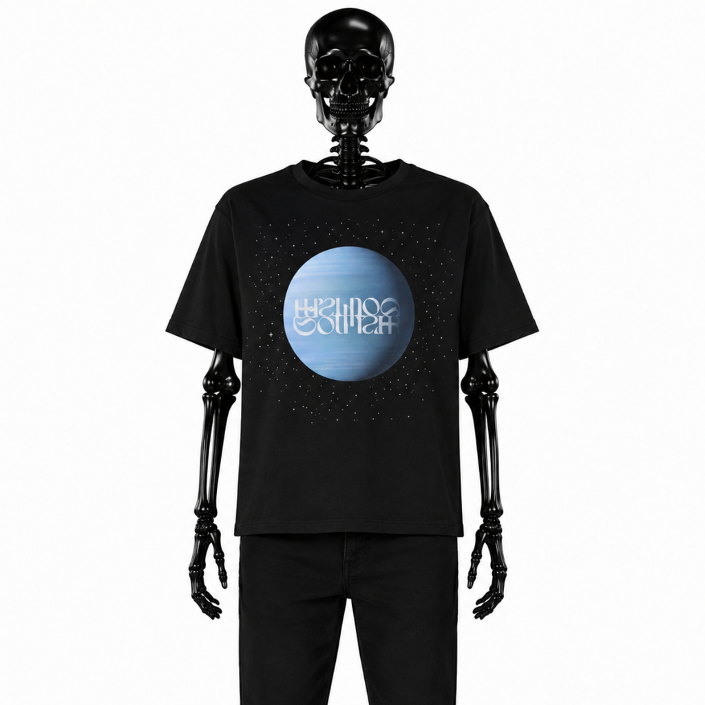 L'avant du t-shirt Uranus de Gotham mahtgo est composé de strass, ainsi que la planète Uranus avec le logo otham Mahtgo. Mannequin : Squelette de face