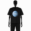 L'avant du t-shirt Uranus de Gotham mahtgo est composé de strass, ainsi que la planète Uranus avec le logo otham Mahtgo. Mannequin : Squelette de face