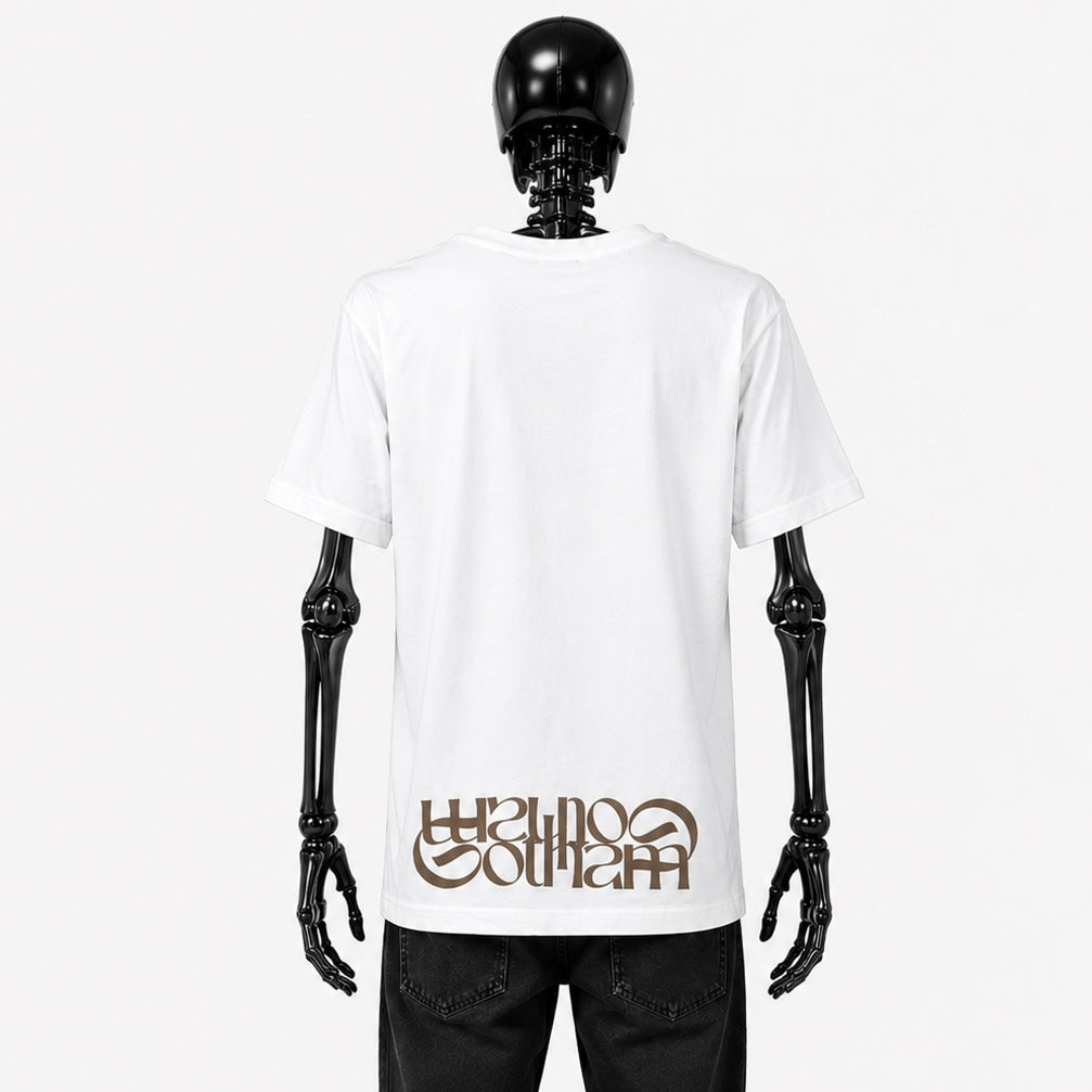 Image du dos du T-shirt "La Renaissance" de Gotham Mahtgo. T-shirt blanc, logo Gotham Mahtgo en marron en bas du t-shirt. Mannequin : squelette de dos