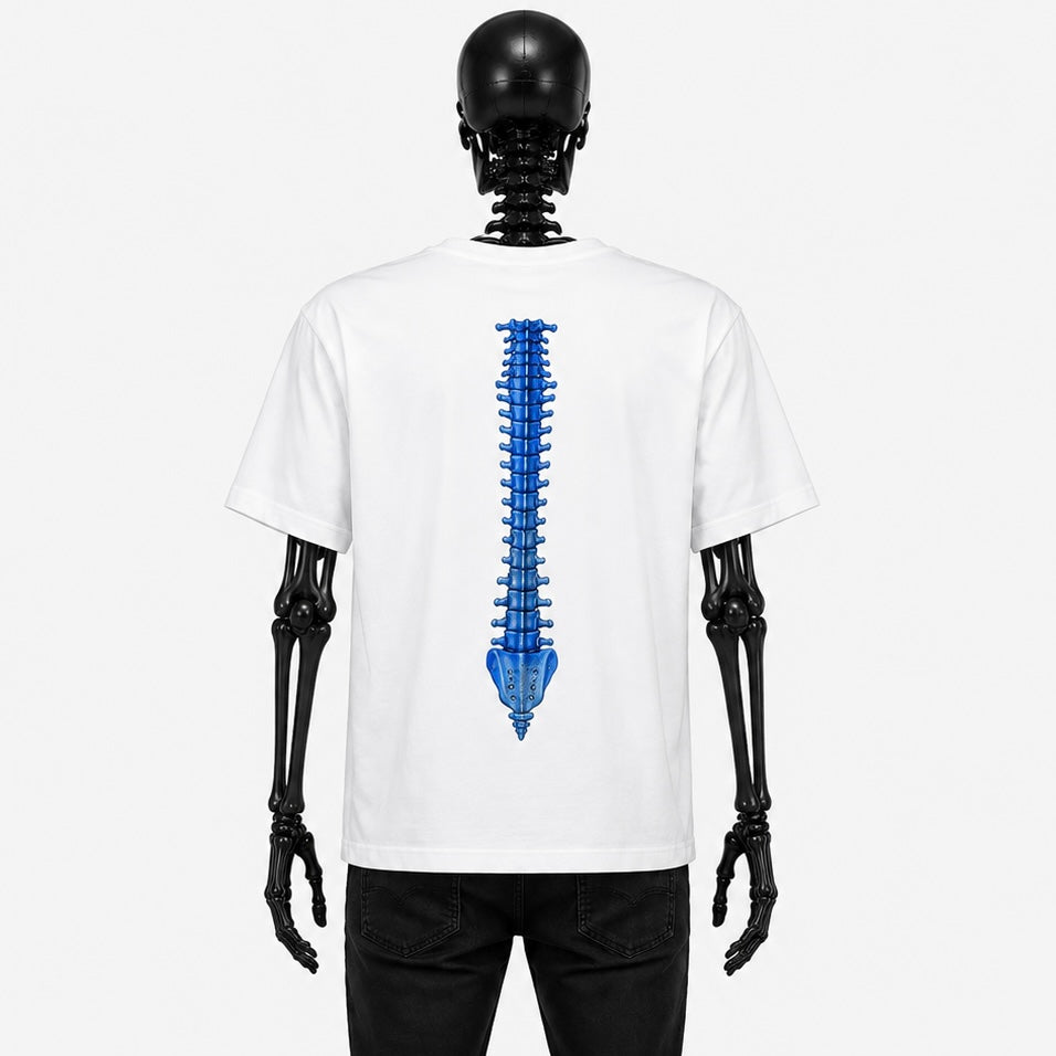 Le t-shirt Kopsud Blue de Gotham Mahtgo est blanc. Sur l'arrière du T-shirt est floqué une colonne vertébrale bleu.
Mannequin : Squelette de dos