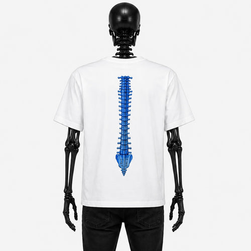 Le t-shirt Kopsud Blue de Gotham Mahtgo est blanc. Sur l'arrière du T-shirt est floqué une colonne vertébrale bleu.
Mannequin : Squelette de dos