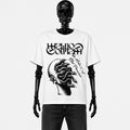 Le t-shirt Le Serpent Gotham Mahtgo est blanc. il n'est floqué qu'à l'avant. Dessus y est floqué un visage avec des serpents qui en sortent en noir, ainsi que le logo Gotham Mahtgo en noir, et le texte "La mode c'est être Parisien" en noir également.
Mannequin : Squelette de face