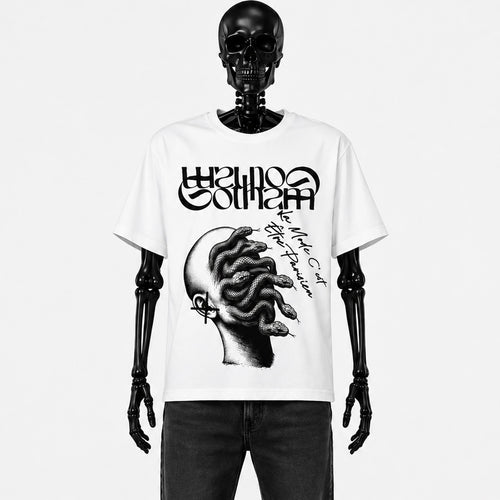 Le t-shirt Le Serpent Gotham Mahtgo est blanc. il n'est floqué qu'à l'avant. Dessus y est floqué un visage avec des serpents qui en sortent en noir, ainsi que le logo Gotham Mahtgo en noir, et le texte "La mode c'est être Parisien" en noir également.
Mannequin : Squelette de face