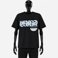 Le T-shirt Berry Scar de Gotham Mahtgo est noir, il n'y que l'avant qui est floqué sur ce t-shirt. Le logo Gotham Mahtgo est floqué dessus ainsi que la cicatrice et le sourire de Luffy.
Mannequin : Squelette de face