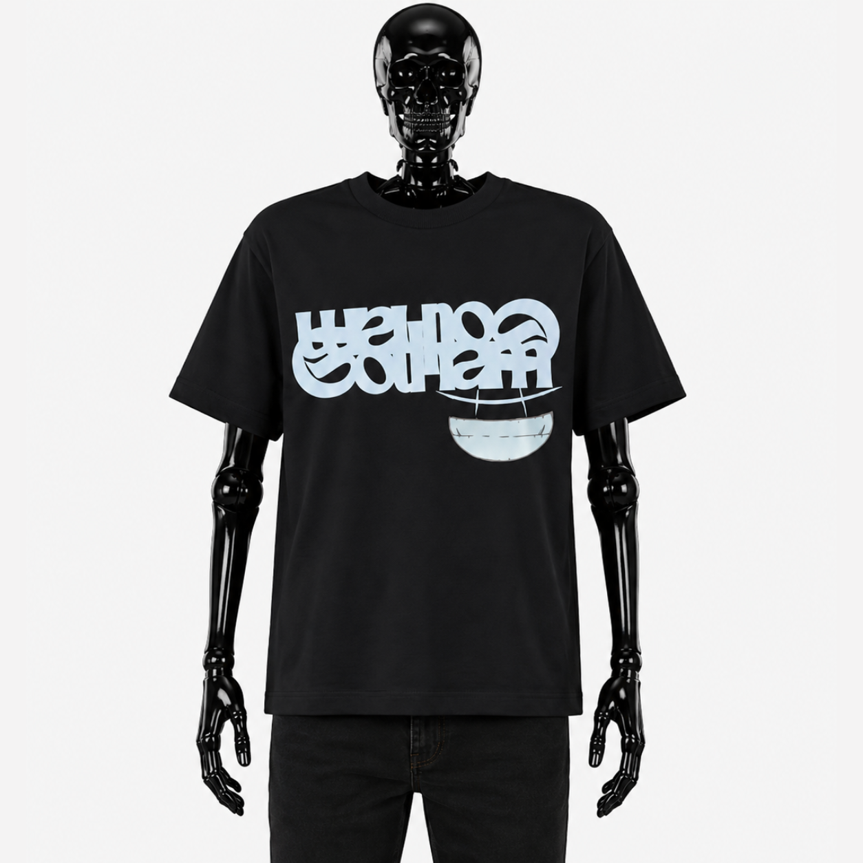 Le T-shirt Berry Scar de Gotham Mahtgo est noir, il n'y que l'avant qui est floqué sur ce t-shirt. Le logo Gotham Mahtgo est floqué dessus ainsi que la cicatrice et le sourire de Luffy.
Mannequin : Squelette de face