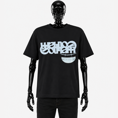Le T-shirt Berry Scar de Gotham Mahtgo est noir, il n'y que l'avant qui est floqué sur ce t-shirt. Le logo Gotham Mahtgo est floqué dessus ainsi que la cicatrice et le sourire de Luffy.
Mannequin : Squelette de face