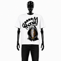 Le t-shirt G****M Money est blanc et est uniquement floqué à l'avant. Dessus une écriture avec écrit "G****M Money" y est floqué ainsi que l'emblème avec un visage rempli de billets et un sweat à capuche.
Mannequin : Squelette de face