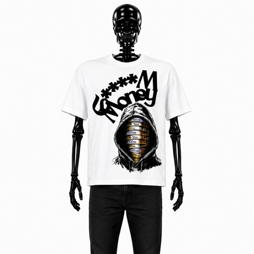Le t-shirt G****M Money est blanc et est uniquement floqué à l'avant. Dessus une écriture avec écrit "G****M Money" y est floqué ainsi que l'emblème avec un visage rempli de billets et un sweat à capuche.
Mannequin : Squelette de face