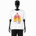 Le t-shirt Kopsud Sun de Gotham Mahtgo est blanc. Il y a uniquement l'avant du t-shirt qui est floqué. Dessus y est floqué des poumons rose et jaune ainsi que la signature Gotham Mahtgo.
Mannequin : Squelette de face