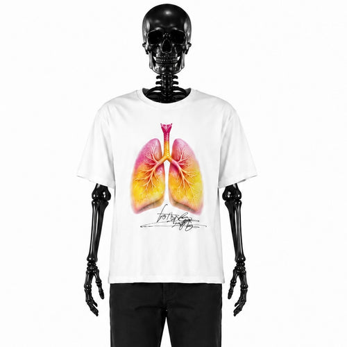 Le t-shirt Kopsud Sun de Gotham Mahtgo est blanc. Il y a uniquement l'avant du t-shirt qui est floqué. Dessus y est floqué des poumons rose et jaune ainsi que la signature Gotham Mahtgo.
Mannequin : Squelette de face