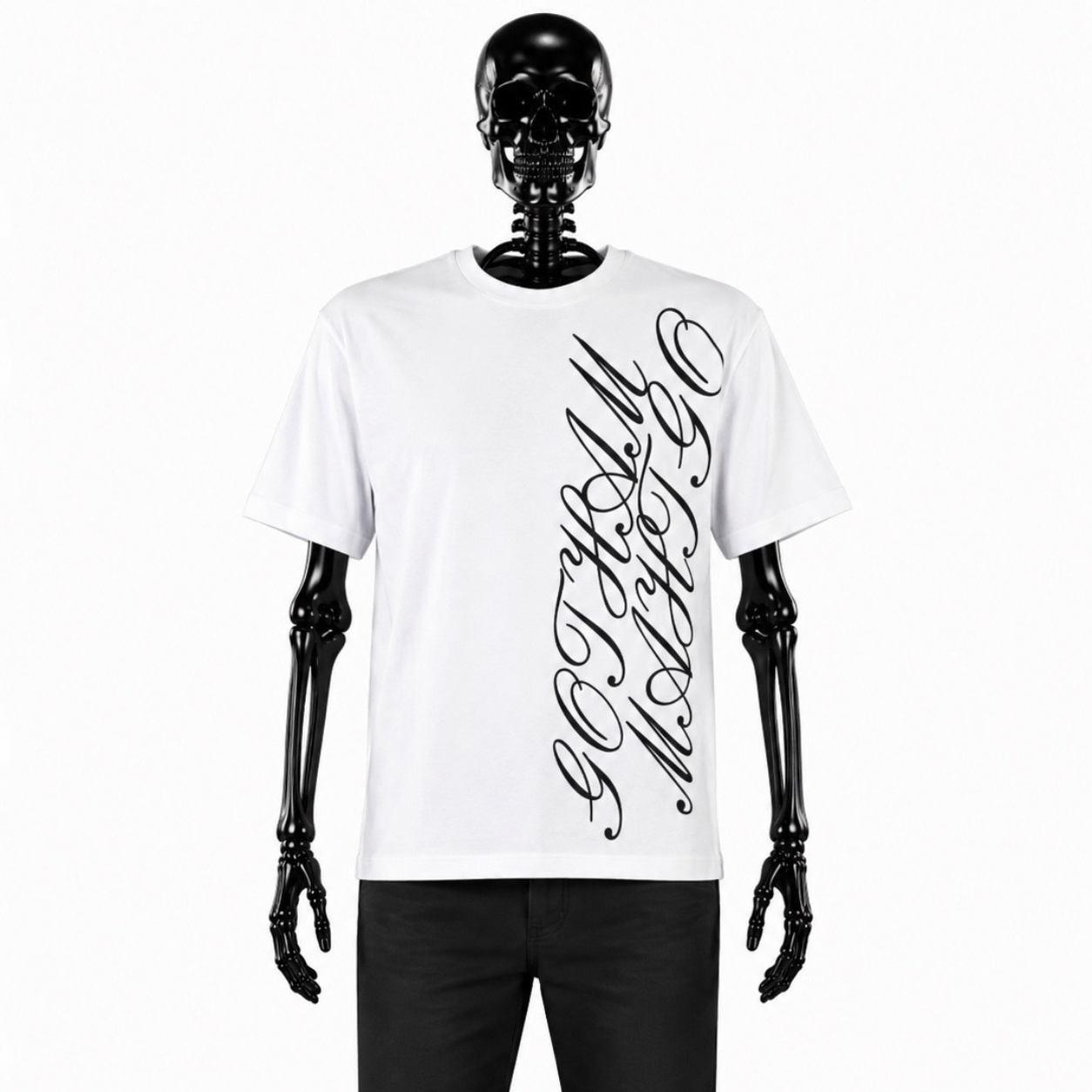 Le t-shirt La Tradition de Gotham Mahtgo est blanc. Il n'est floqué qu'à l'avant. Dessus y est floqué Gotham Mahtgo Avec une grande écriture sur tout le coté du t-shirt. En noir.
Mannequin : Squelette de face