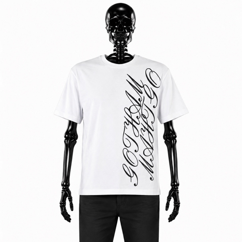 Le t-shirt La Tradition de Gotham Mahtgo est blanc. Il n'est floqué qu'à l'avant. Dessus y est floqué Gotham Mahtgo Avec une grande écriture sur tout le coté du t-shirt. En noir.
Mannequin : Squelette de face