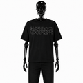 T-shirt noir de la marque Gotham Mahtgo. Le logo Gotham Mahtgo est en strass gris brillant. Ce t-shirt possède uniquement une personnalisation à l'avant. L'arrière du t-shirt est juste noir sans motif. Mannequin : Squelette de face