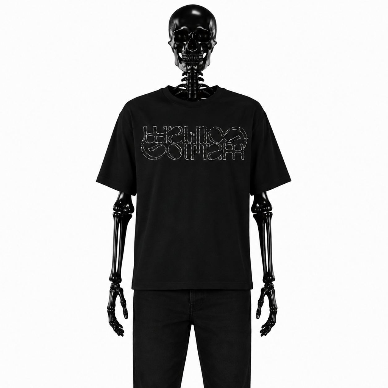 T-shirt noir de la marque Gotham Mahtgo. Le logo Gotham Mahtgo est en strass gris brillant. Ce t-shirt possède uniquement une personnalisation à l'avant. L'arrière du t-shirt est juste noir sans motif. Mannequin : Squelette de face