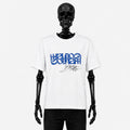 Le t-shirt Gotham Mahtgo est blanc. Il est uniquement floqué à l'avant. Dessus y est floqué le logo Gotham Mahtgo en bandana bleu, et la signature Gotham Mahtgo.
Mannequin : squelette de face