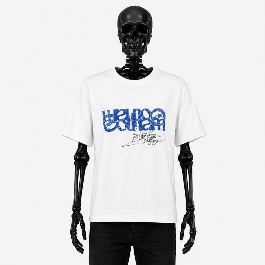 Le t-shirt Gotham Mahtgo est blanc. Il est uniquement floqué à l'avant. Dessus y est floqué le logo Gotham Mahtgo en bandana bleu, et la signature Gotham Mahtgo.
Mannequin : squelette de face