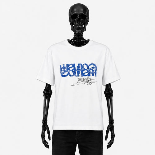 Le t-shirt Gotham Mahtgo est blanc. Il est uniquement floqué à l'avant. Dessus y est floqué le logo Gotham Mahtgo en bandana bleu, et la signature Gotham Mahtgo.
Mannequin : squelette de face